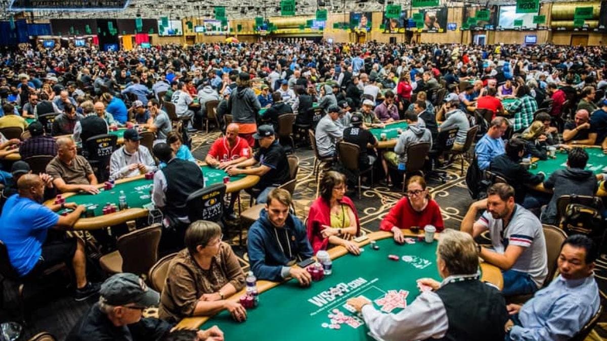 Personas detrás de las cartas.